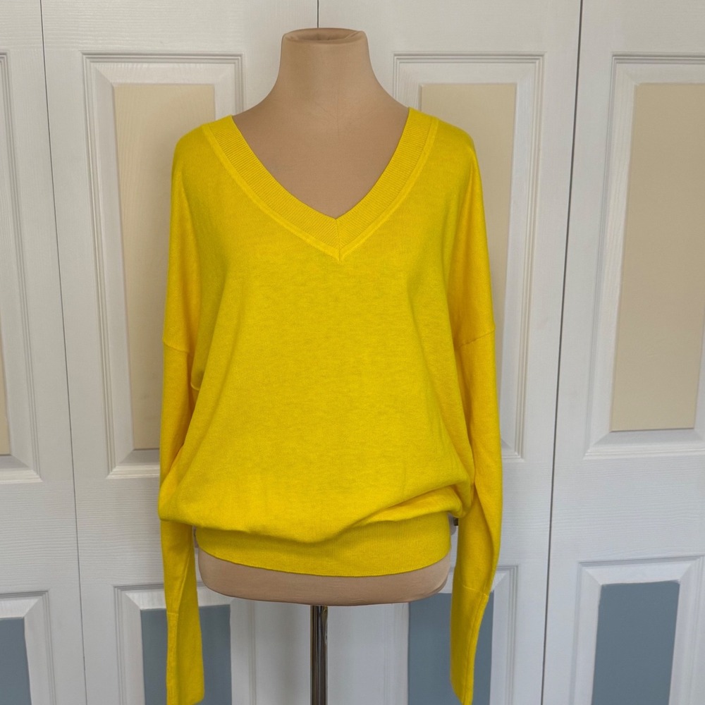 Cabi 5281 Yellow V-Neck Back Tie Grommet Sweater Womens Large Relaxed Knit